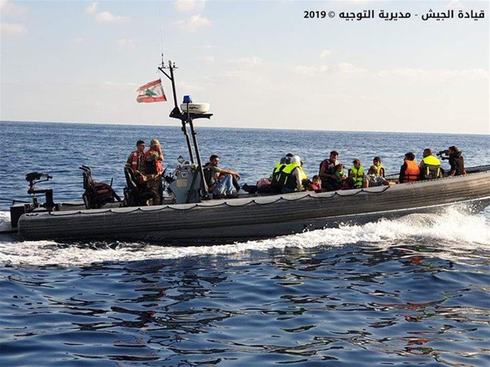 بالصور- توقيف مركب على متنه 24 شخصا أثناء محاولته مغادرة المياه الاقليمية اللبنانية بطريقة غير شرعية الى قبرص