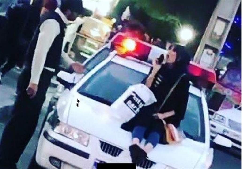 عقاب من محكمة ايرانية لـ طبيبة أمراض نسائية خلعت حجابها!