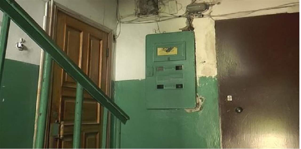 امرأتان تقيدان شابًا وتتناوبان على الاعتداء عليه! 