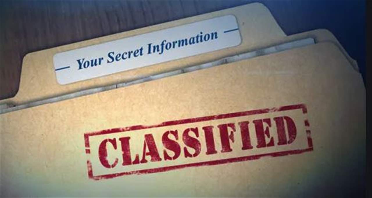 من يستمع إلى مكالمات الرئيس ترامب ويقرر مدى سريتها؟