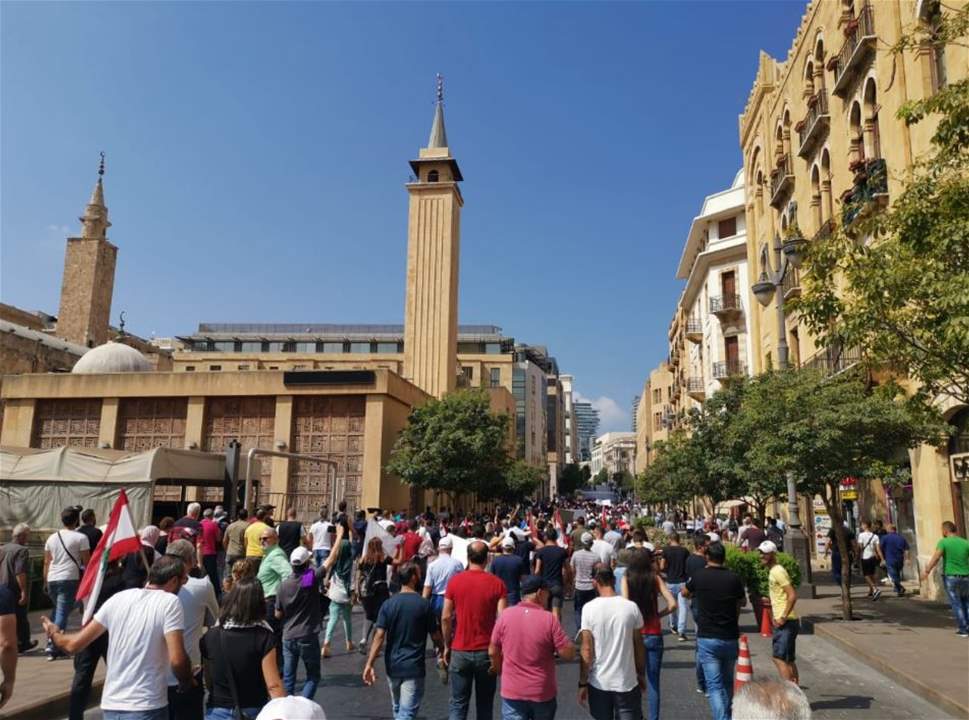 اللبنانيون يتظاهرون في بيروت وعدد من المناطق احتجاجاً على الوضع الاقتصادي