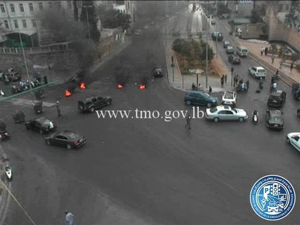 التحكم المروري: قطع السير بالإطارات المشتعلة محلة بشارة الخوري بيروت من قبل بعض المحتجين