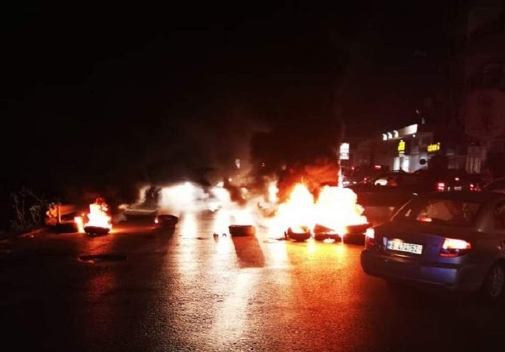 شبان يقطعون طريق العبدة - حلبا عند مفرق منيارة احتجاجاً على الوضع المعيشي