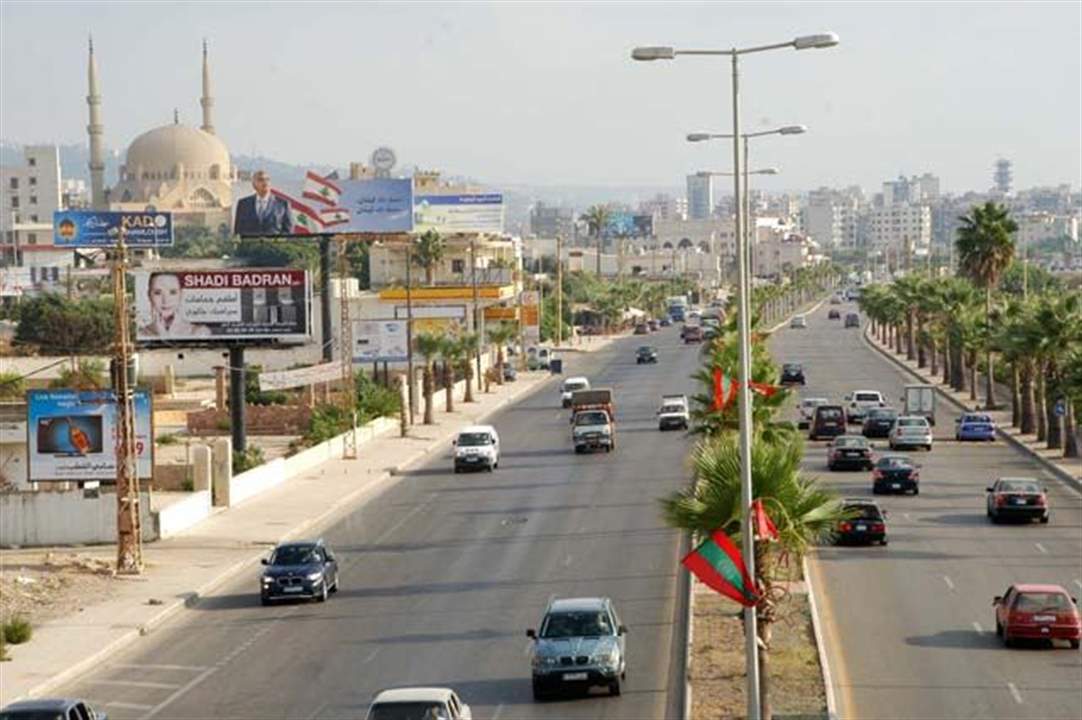 في وضح النهار... لصوص يستخدمون رافعة لسرقة مولد كهربائي ومكيفات من مطعم في صيدا!