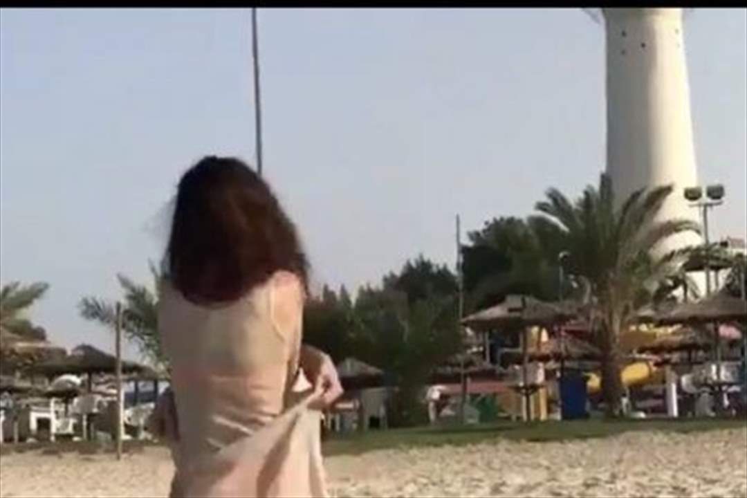 بالفيديو - فتاة تخلع ثوبها أمام أبراج الكويت وتثير استياء بين ناشطين 