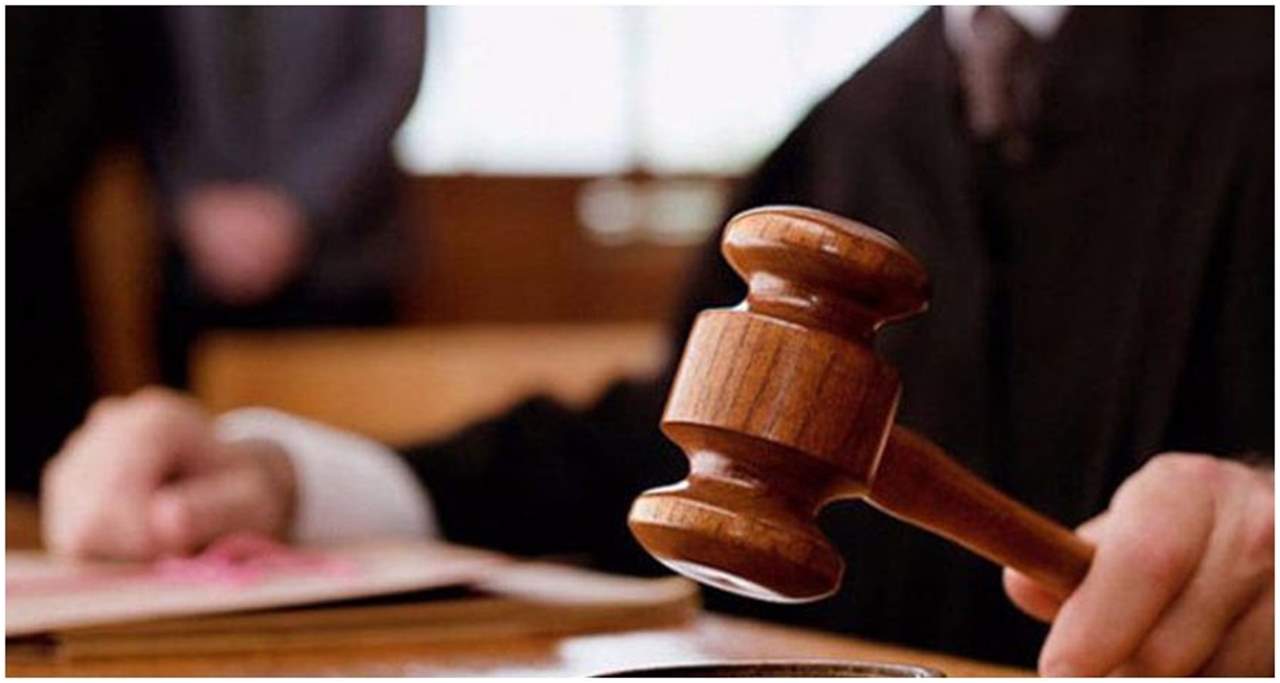 قاضٍ يُطلق النار على نفسه داخل محكمة!