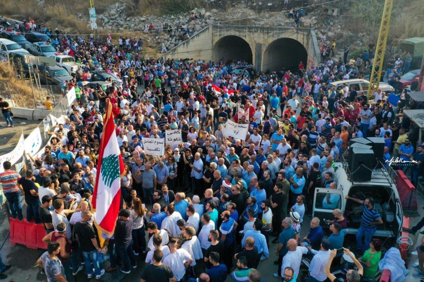 اعتصام حاشد لأبناء اقليم الخروب امام كسارة الجية رفضا لـ "مشروع الموت" ورسائل تحذيرية للحكومة