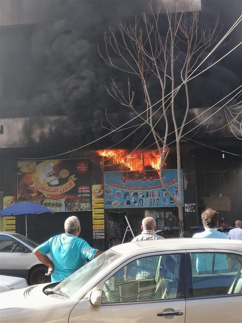 بالصور- اندلاع حريق في احد المحال التجارية في سوق صيدا التجاري