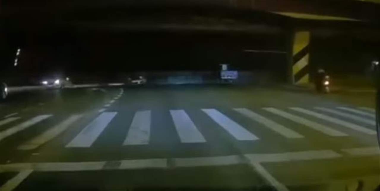 بالفيديو- لحظة انهيار جسر فوق السيارات ووقوع قتلى 