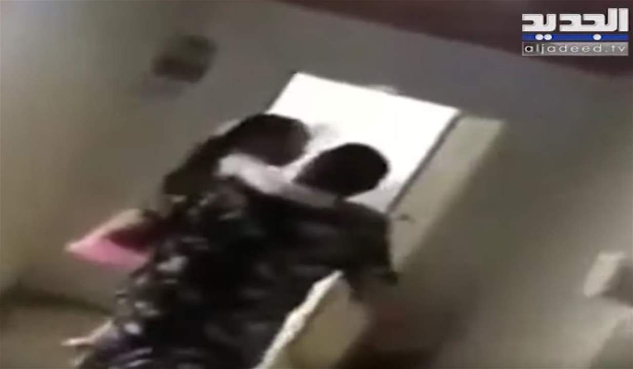 بالفيديو - بسبب خلاف على الحضانة... انتزاع طفلة بـ "القوة" من والدتها في أحد المخافر اللبنانية