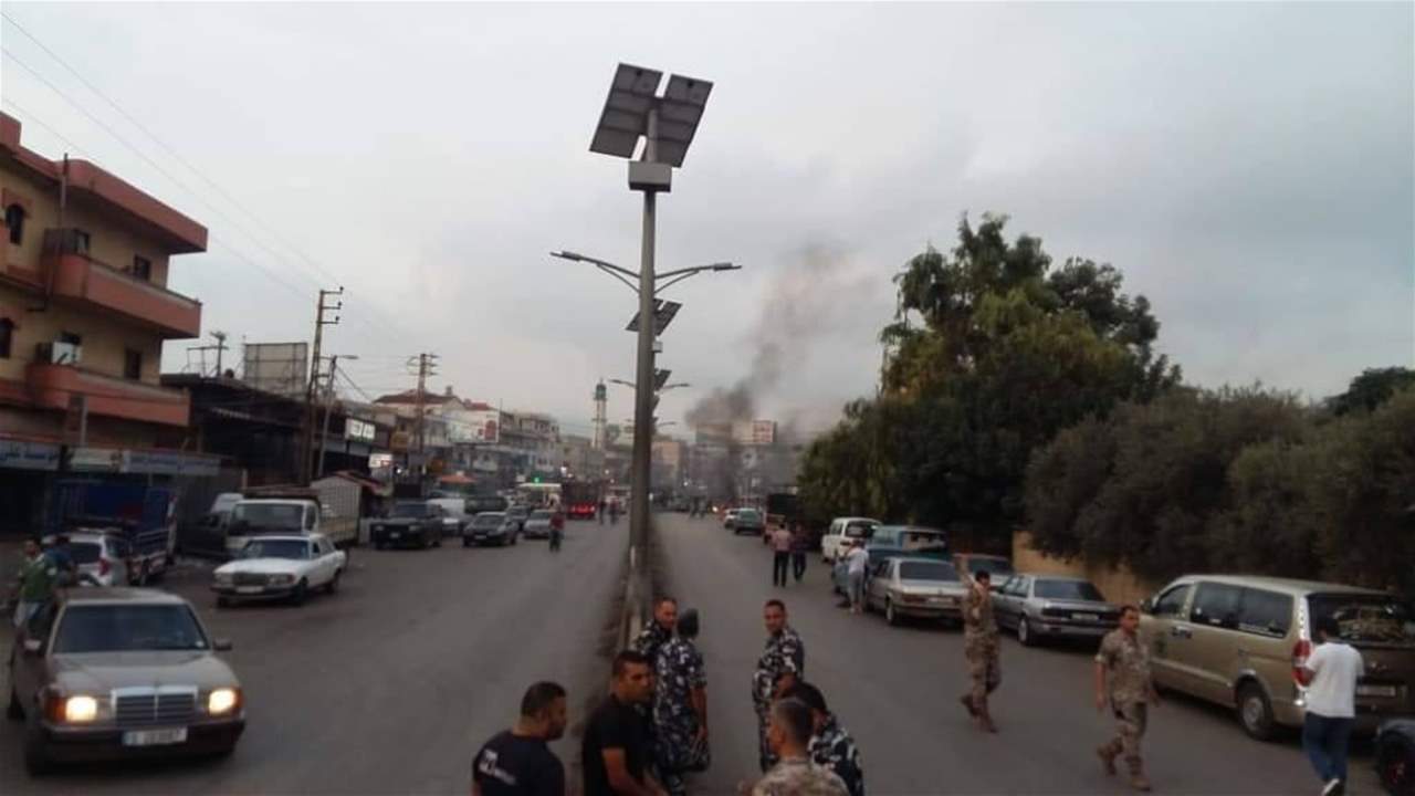 مراسل "الجديد" في عكار: قطع طريق العبدة عكار بالإتجاهين من قبل المتظاهرين بالإطارات المشتعلة