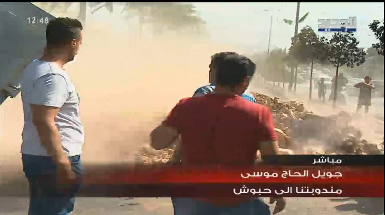 مراسلة "الجديد": المحتجون يقفلون طريق حبوش بالاتربة والحجارة 