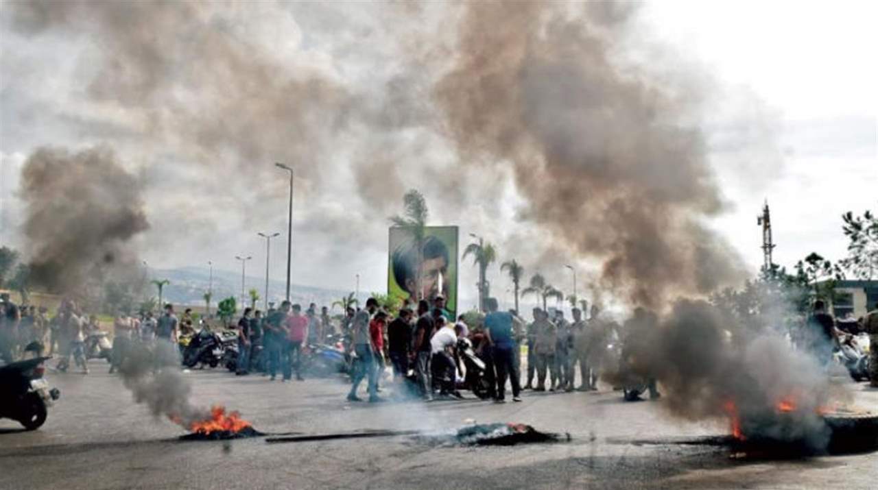 قاعات الإنتظار بمطار بيروت تتحول الى صالونات لتبادل التجارب حول الطرق... 