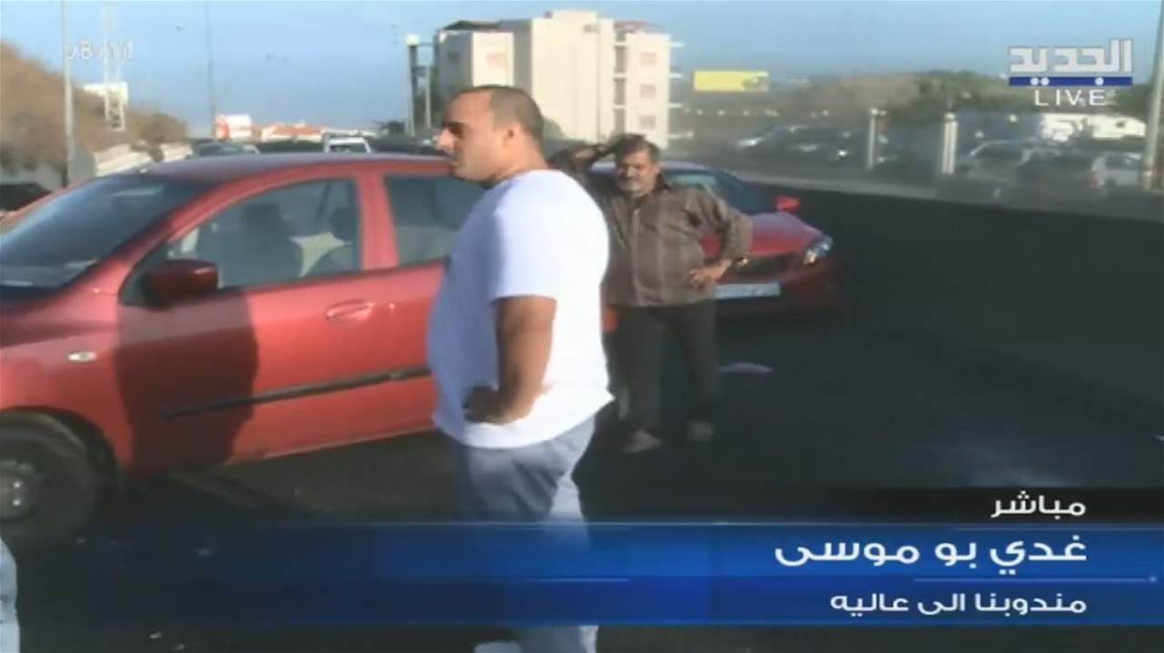 مواطن يعيد بسيارته قطع طريق عاليه الدولية المؤدية الى عين الجديدة