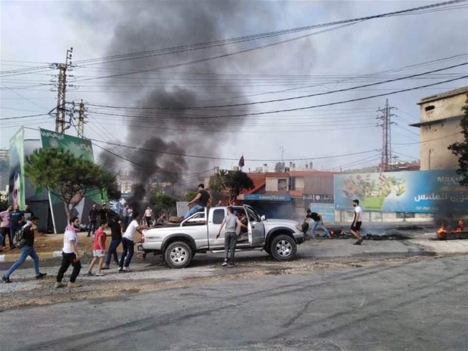 المحتجون صعّدوا من تحركاتهم على دوار كفرمان - حبوش النبطية واستقدموا شاحنتين محملتين بالحصى ووضعوها وسط الطريق التي تربط الدوار بمدينة النبطية وطريق مرجعيون حاصبيا وقطعوها بالكامل