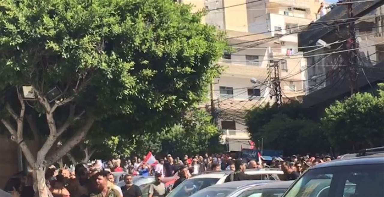 مراسل "الجديد":  عناصر من حركة امل يطاردون مجموعة من المتظاهرين عند دوار ابو ديب في صور