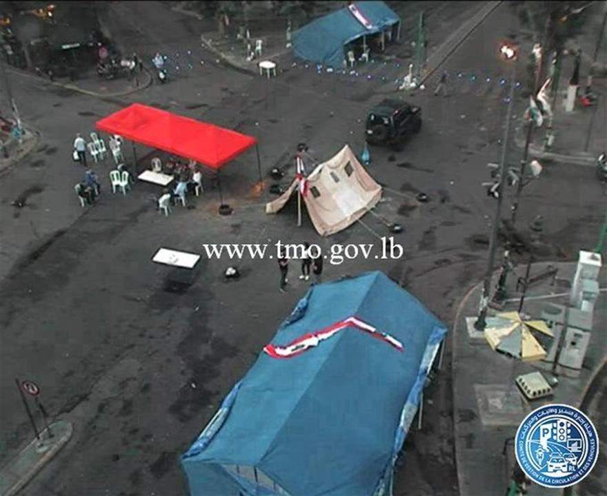 قطع السير على ساحة ساسين الاشرفية ونصب الخيم في المكان 