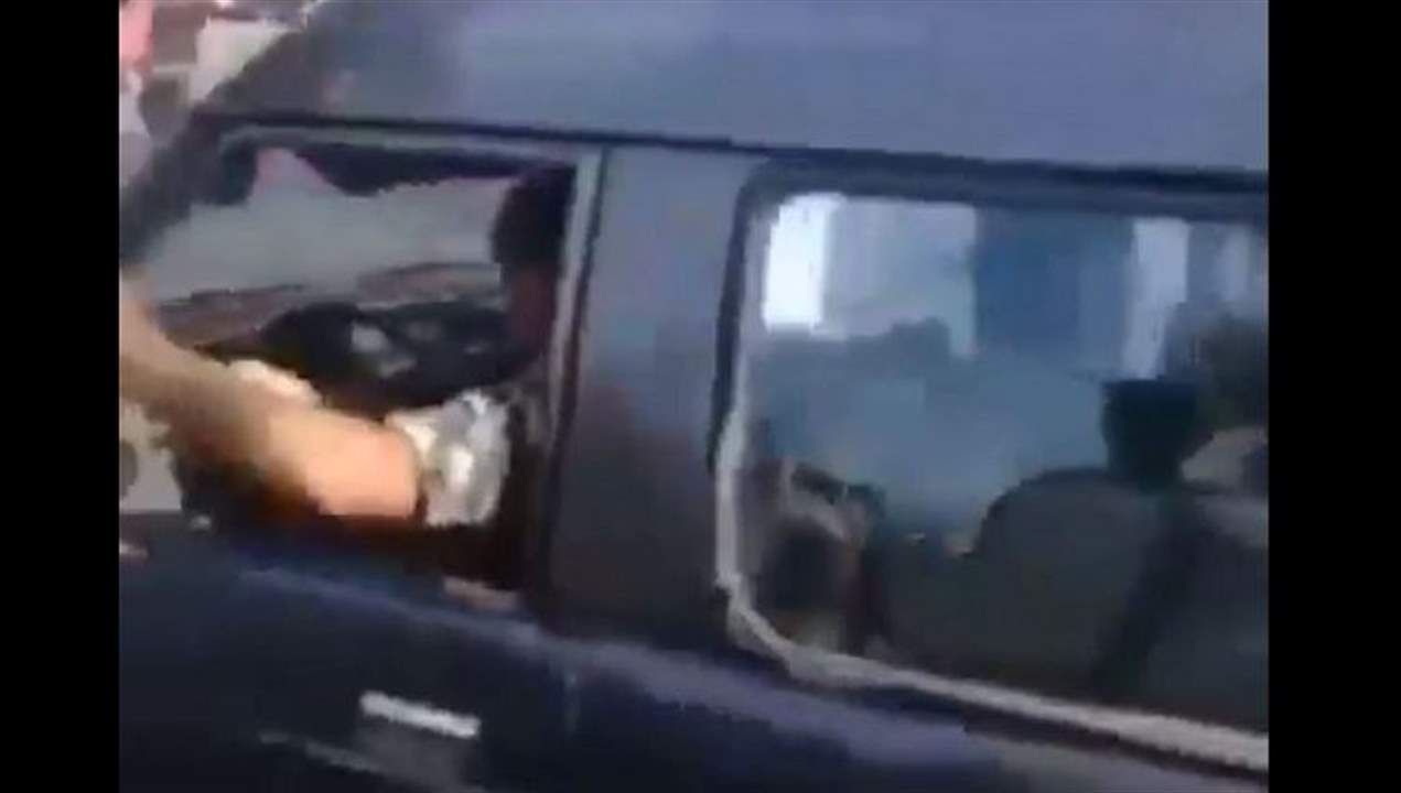 متظاهرون يطالبون عناصر قوى الأمن بوضع حزام الأمان 