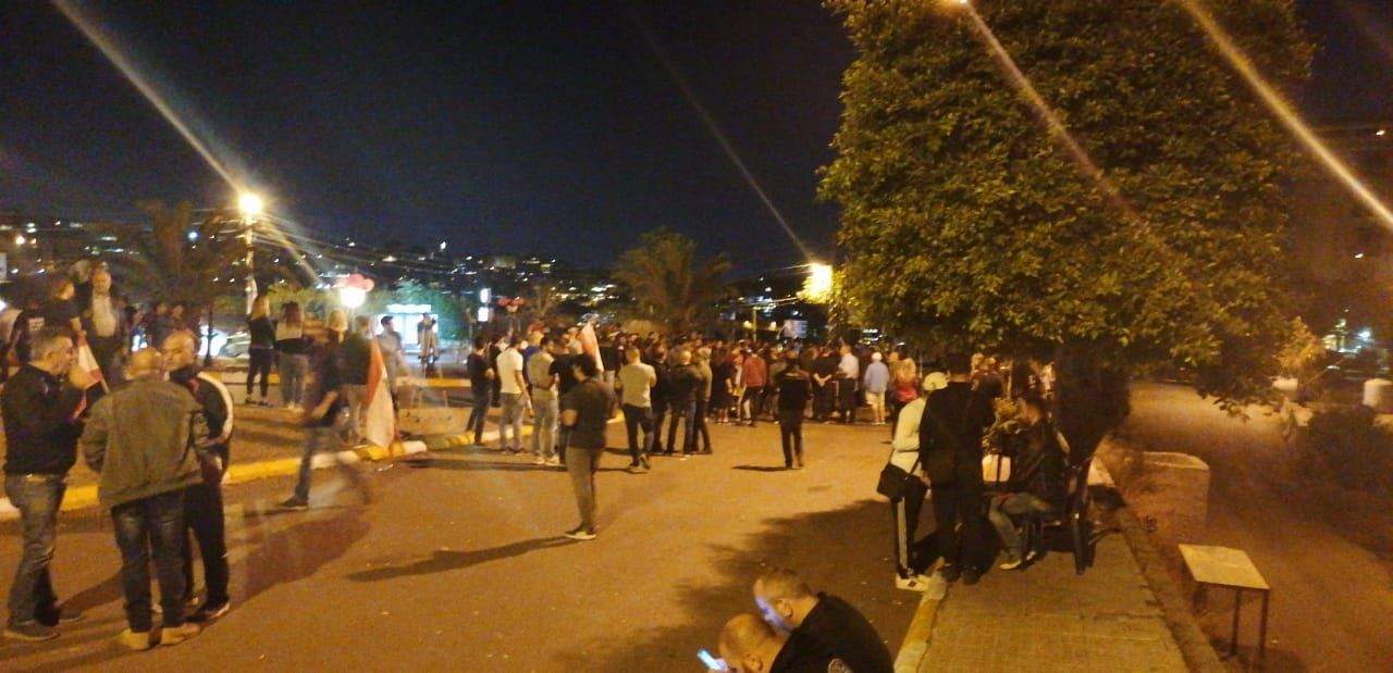  شبان اعتدوا على المعتصمين في ساحة المنصورية