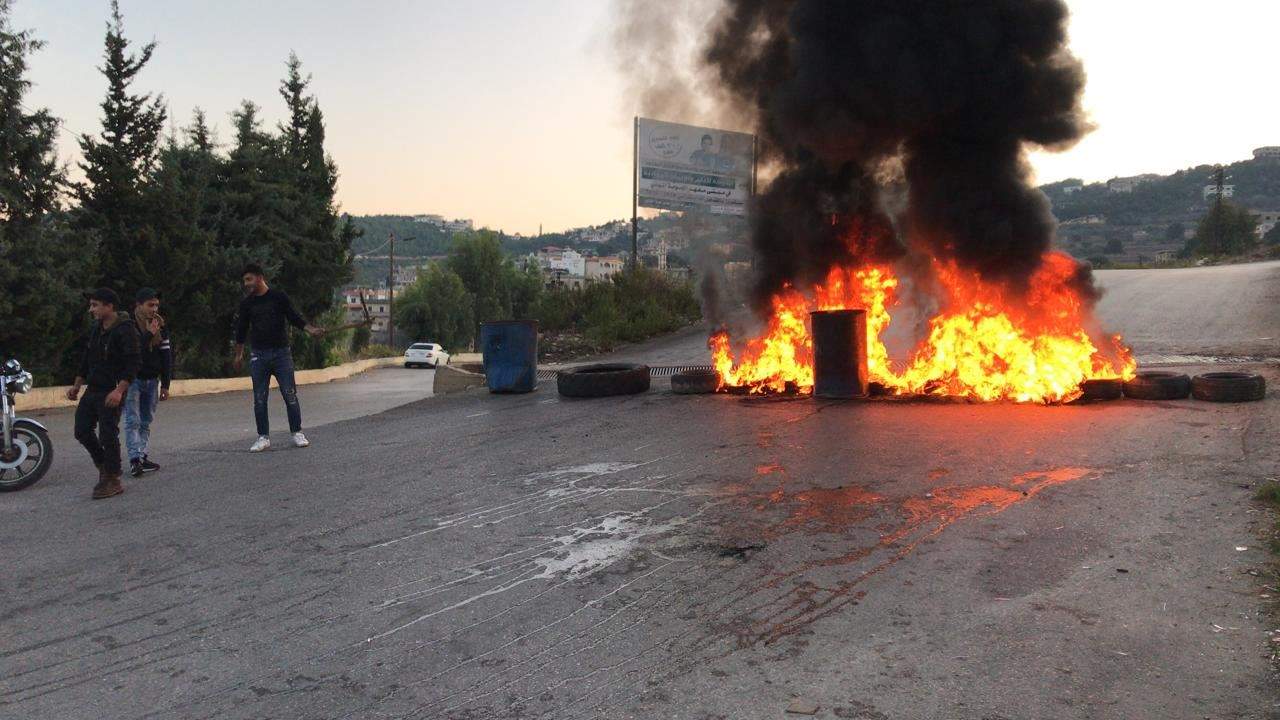 مراسل "الجديد": محتجون يقطعون الطريق عند مفرق عيات -طريق عكار العتيقة