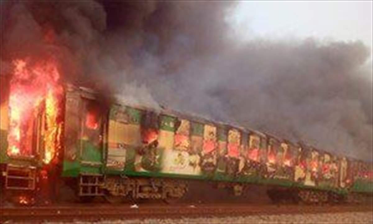 عشرات القتلى في حريق التهم قطاراً في باكستان!