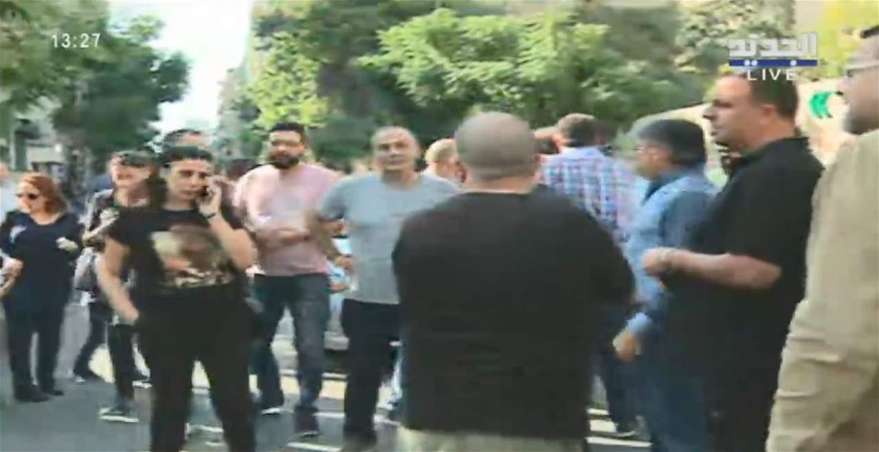 مراسل "الجديد": عدد من موظفي قناة "المستقبل" يعتصمون في شارع سبيرز بسبب التأخر بتسديد مستحقاتهم 