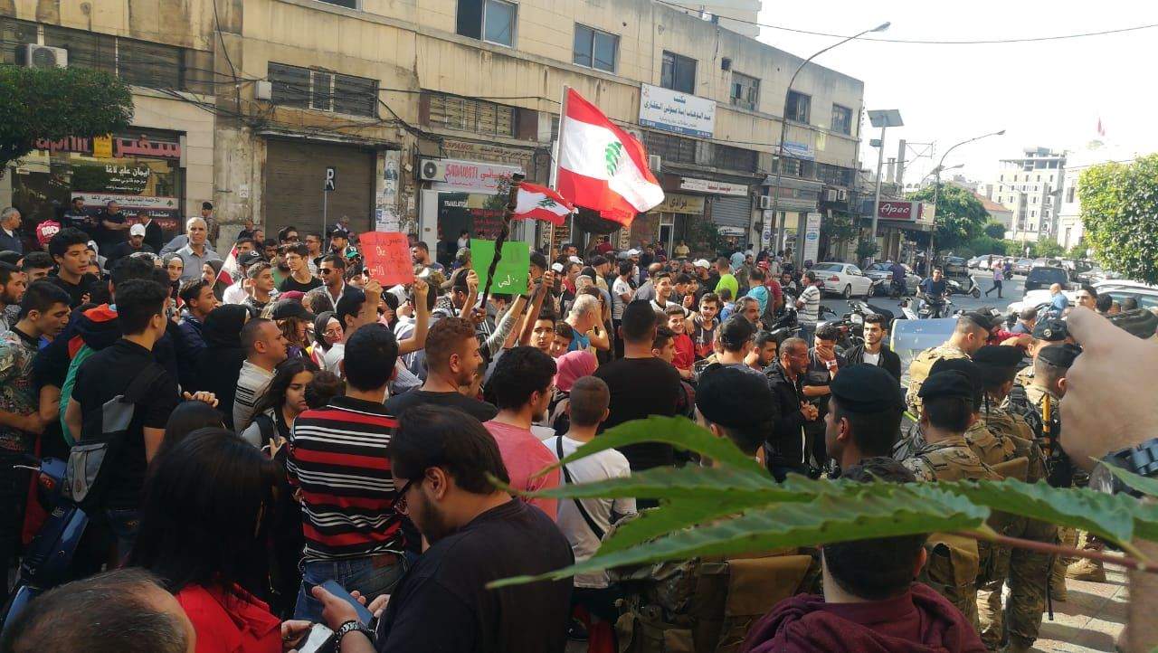 مراسل "الجديد": المحتجون في طرابلس تعتصمون امام مبنى وزارة المالية ويطالبون الموظفين فيها بالخروج 