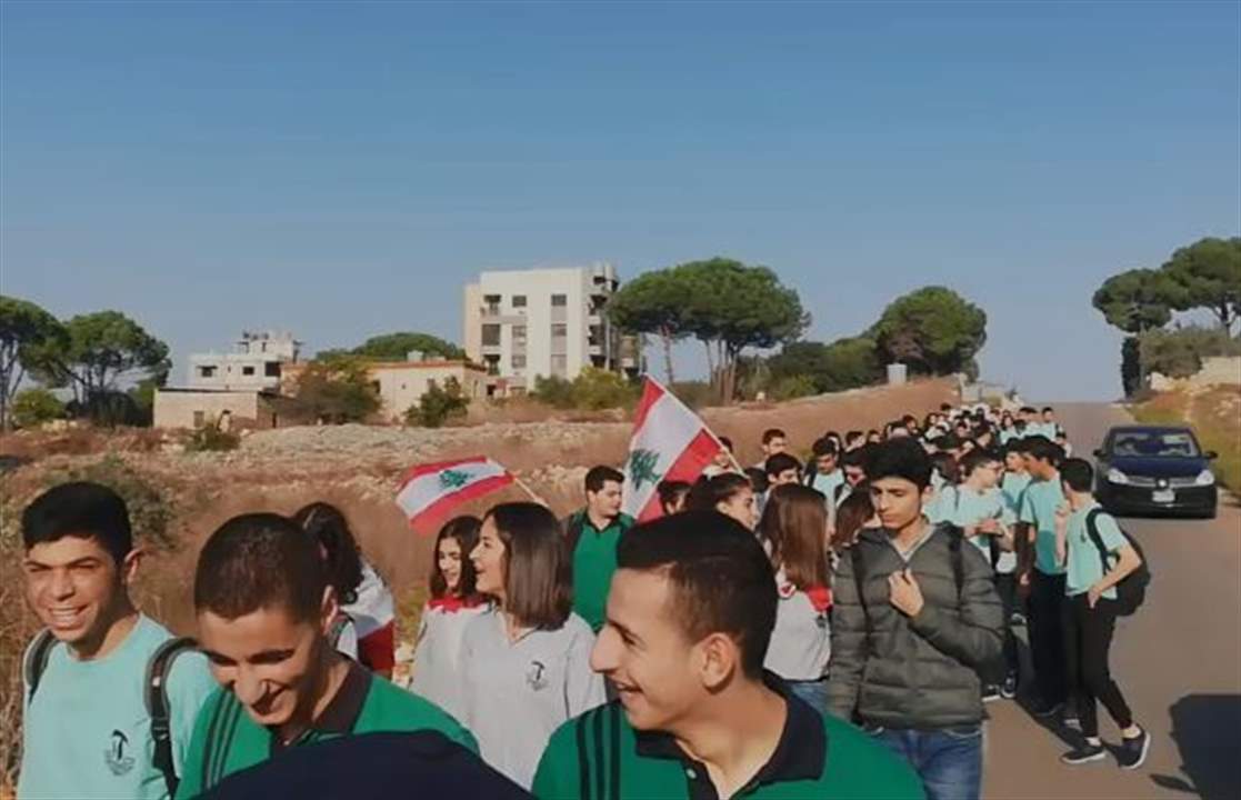 مراسل "الجديد": عدد من طلاب الجامعات والثانويين في مدينة النبطية بدأوا بالتجمع في شارع الجامعات في المدينة حاملين الاعلام اللبنانية في وقفة احتجاجية على الاوضاع السيئة في لبنان ولمحاسبة ناهبي المال العام