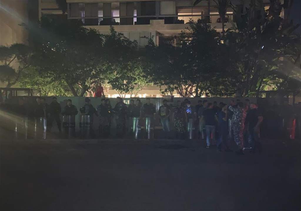 تجمّع حاشد أمام مكتب السنيورة في صيدا وتعزيزات أمنية حول منزله في بيروت 