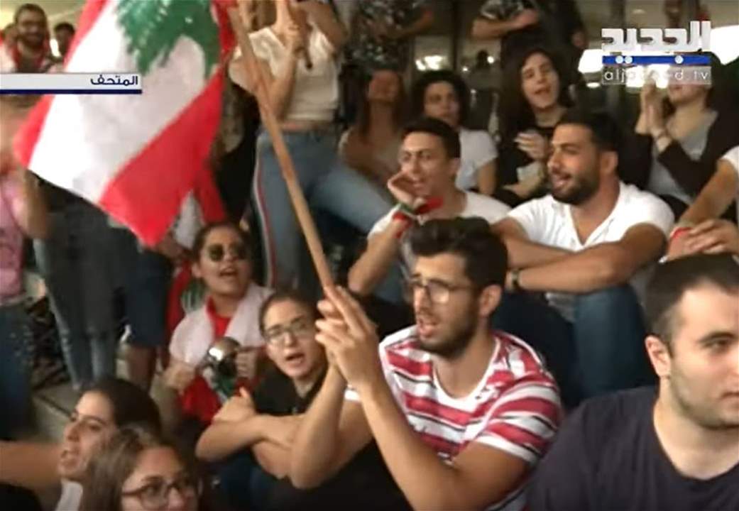 طلاب من اللبنانية يعتصمون أمام المبنى المركزي في المتحف