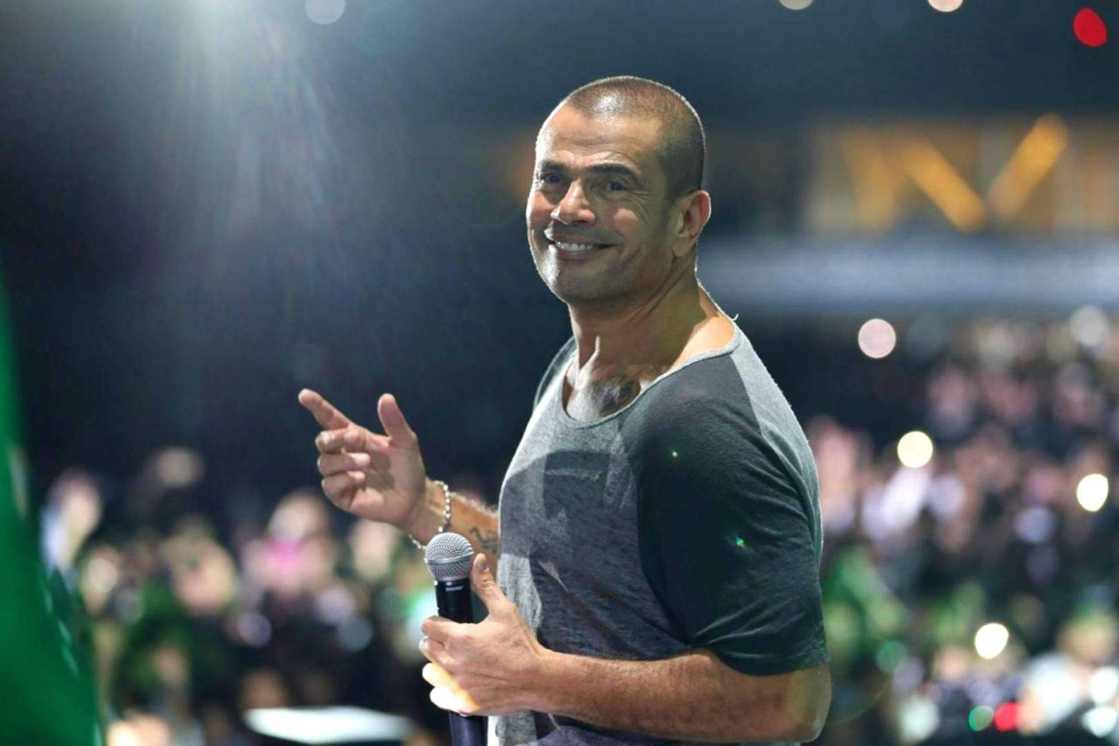 تعرض عمرو دياب للضرب على المسرح في حفله 