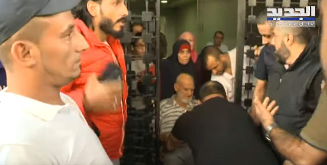 متظاهرون يحررون مريضا احتجزته المستشفى لعدم استطاعته دفع كامل مستحقات العلاج