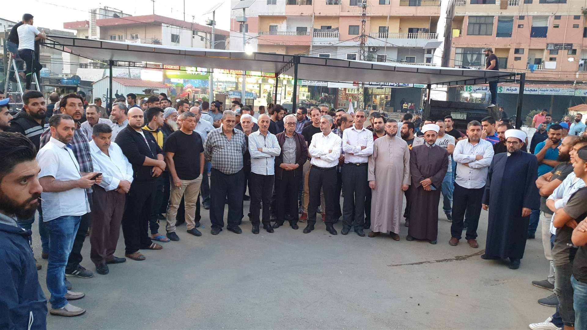 أهالي العبدة يلبّون دعوة زوجة الشهيد علاء أبو فخر وعائلته ويتوجّهون الى السّاحة