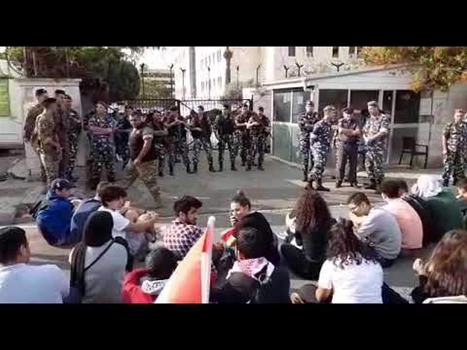 لجنة المحامين المتطوعين للدفاع عن المتظاهرين: كتاب استرداد التكليف مخالف لمناقبية المهنة ومستمرون في ممارسة واجباتنا