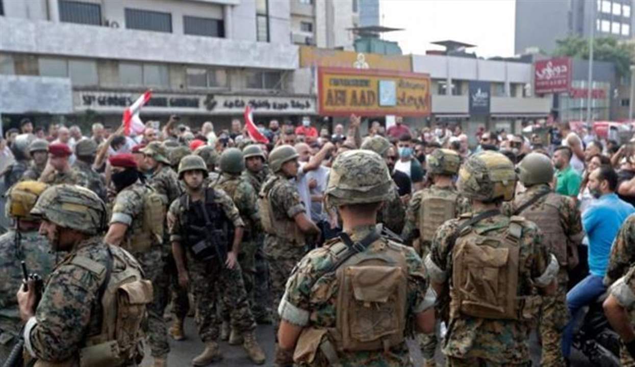الجيش: محتجون تعرضوا لعسكريين وحاولوا الاعتداء عليهم أثناء فتح الطرقات وتوقيف 20 شخصا