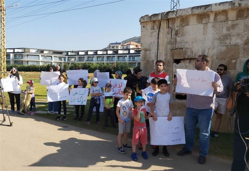 مراسل الجديد: محتجون في طرابلس يعتصمون امام منتجع الميرامار تحت شعار الشاطئ ملكنا ورفضا للاملاك البحرية