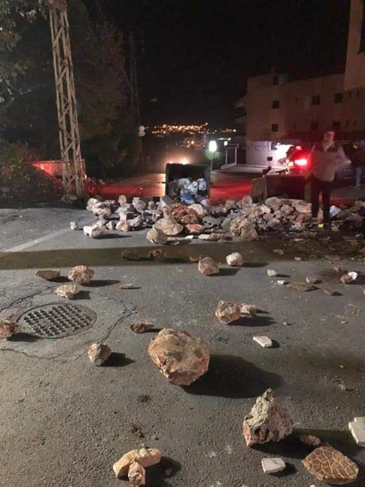 محتجون يقطعون الطريق عند مستديرة جب جنين وطريق غزة- حوش الحريمة بالاطارات المشتعلة
