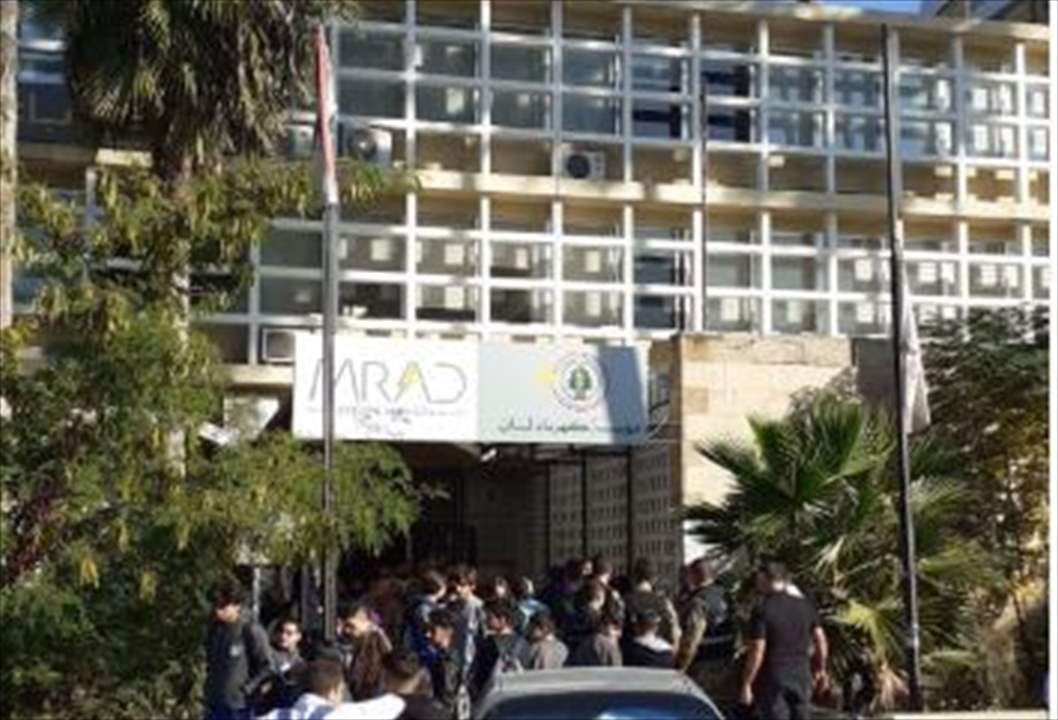 مراسل "الجديد": المحتجون في صيدا يغلقون مداخل مؤسسة كهرباء لبنان وأوجيرو ومصلحة مياه لبنان الجنوبي
