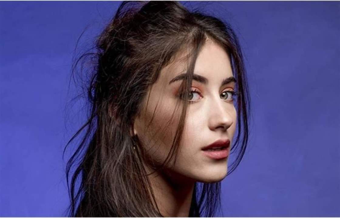 أول صورة لـ هازال كايا مع مولودها الجديد