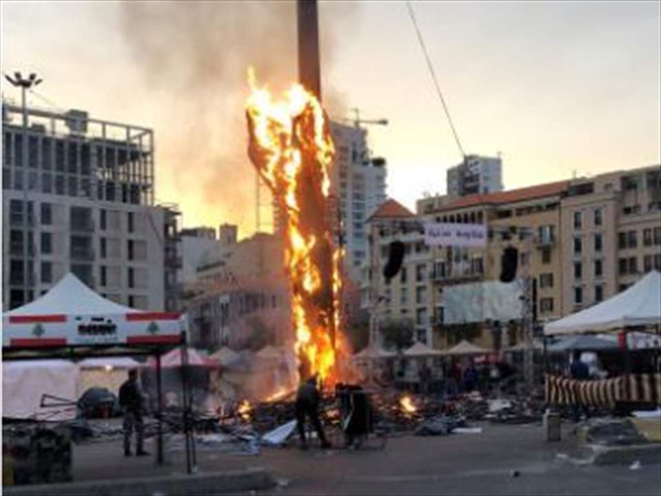 بالفيديو- احتراق مجسم الثورة في ساحة الشهداء