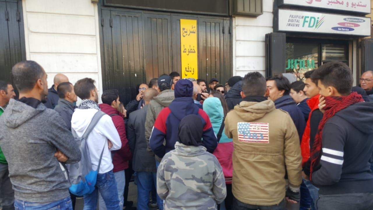 مراسل "الجديد": اعتصام امام محلات الصيرفة في طرابلس بسبب ارتفاع اسعار الدولار