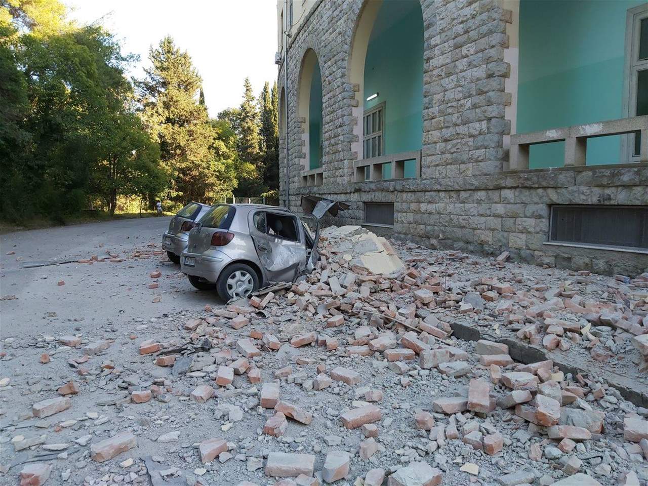  زلزال بقوة 6,4 درجات ضرب ألبانيا وادى إلى انهيار مبنى