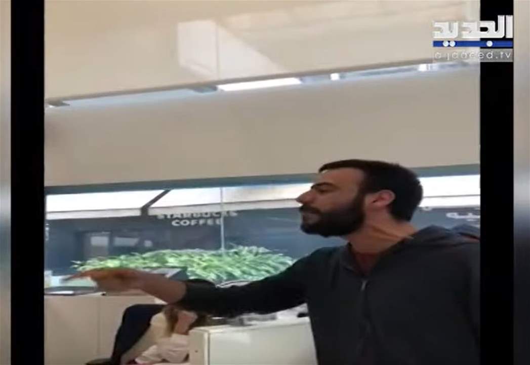 معتصمون يجولون على المصارف في بيروت للمطالبة بفرض الضرائب