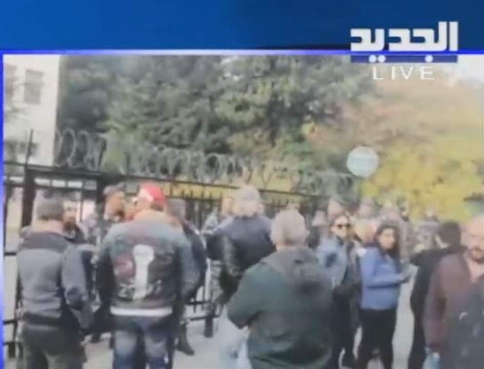 محتجون يعتصمون امام مصرف لبنان في زحلة 