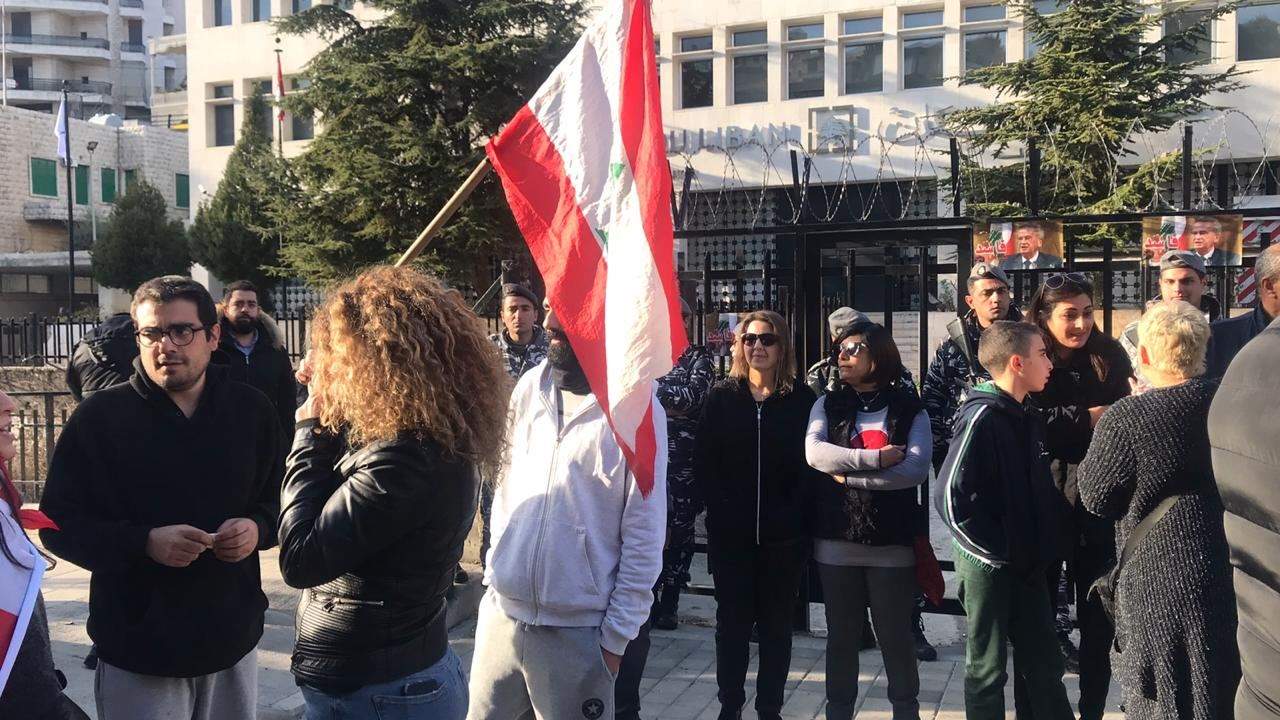 مراسل "الجديد": المحتجون يعتصمون لليوم الثاني على التوالي امام مصرف لبنان في زحلة حيث منعوا الموظفين من الدخول الى المصرف