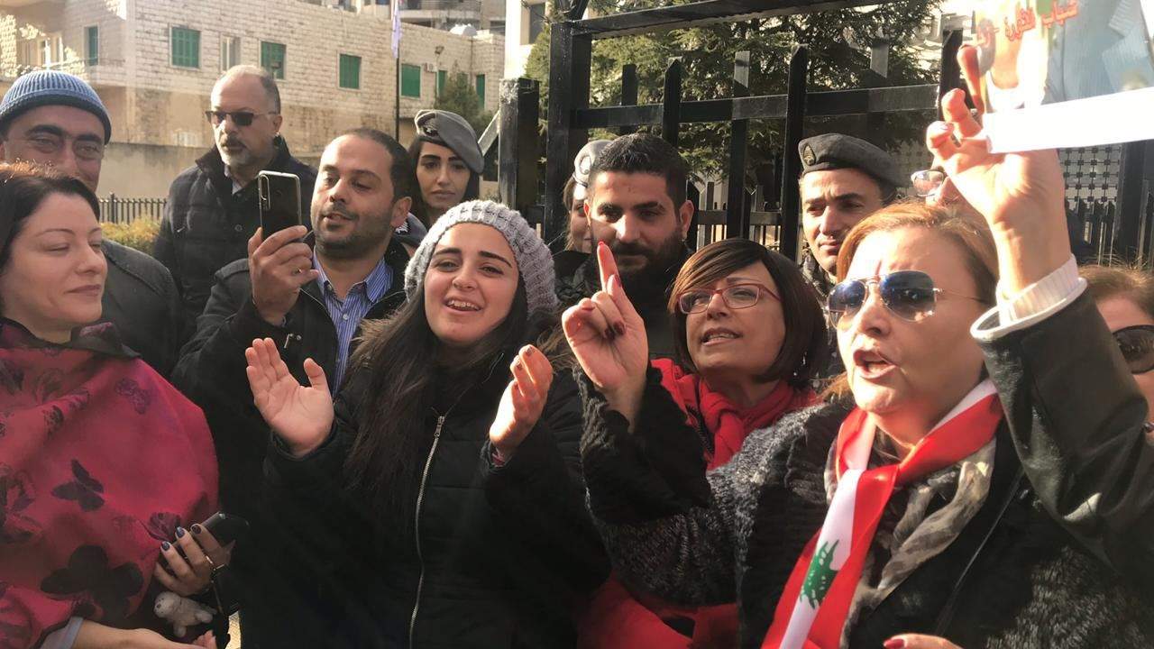 مراسل "الجديد": المتظاهرون امام مبنى مصرف لبنان في زحلة يمنعون الموظفين من الدخول الى المبنى 