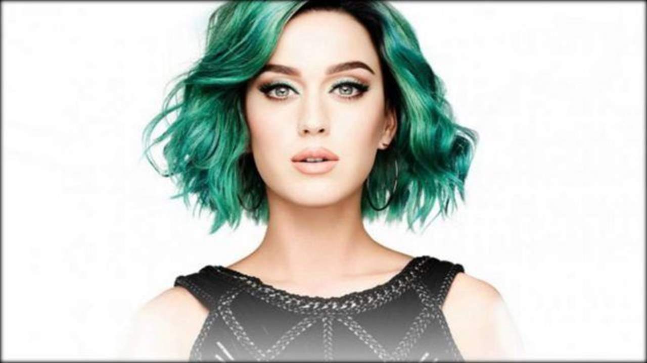 كايتي بيري وبابا نويل عاريان في كليب الأولى -بالفيديو