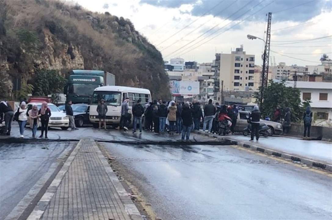 محتجون قطعوا طرقا في طرابلس واعتصموا امام البلدية