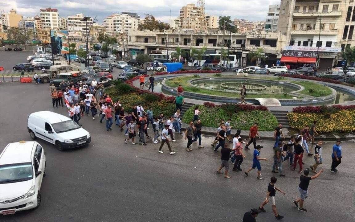 توقيف الناشطة نبال قاسم أمام فرع مصرف لبنان في صيدا