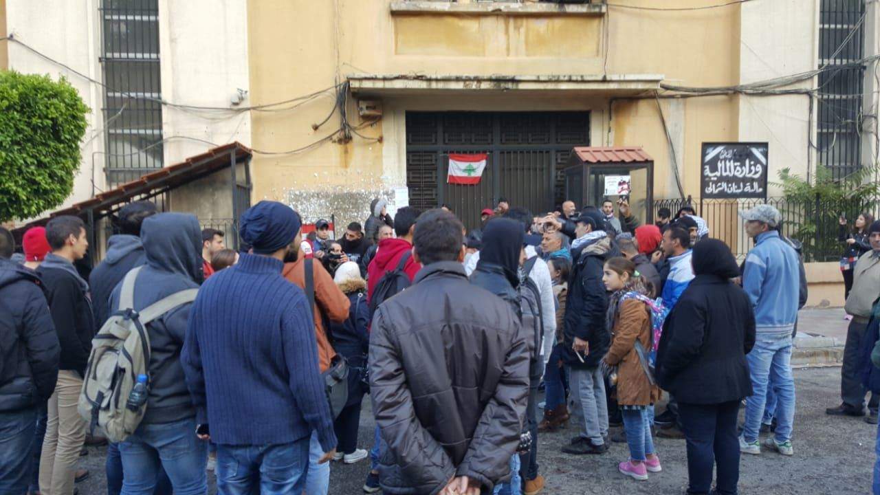 محتجون منعوا الموظفين من دخول دائرة المالية وشركة كهرباء قاديشا والسنترال في طرابلس